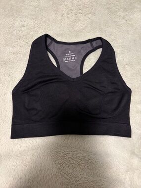 Seamless Black V-Neck Sports Bralette - Lightweight Support